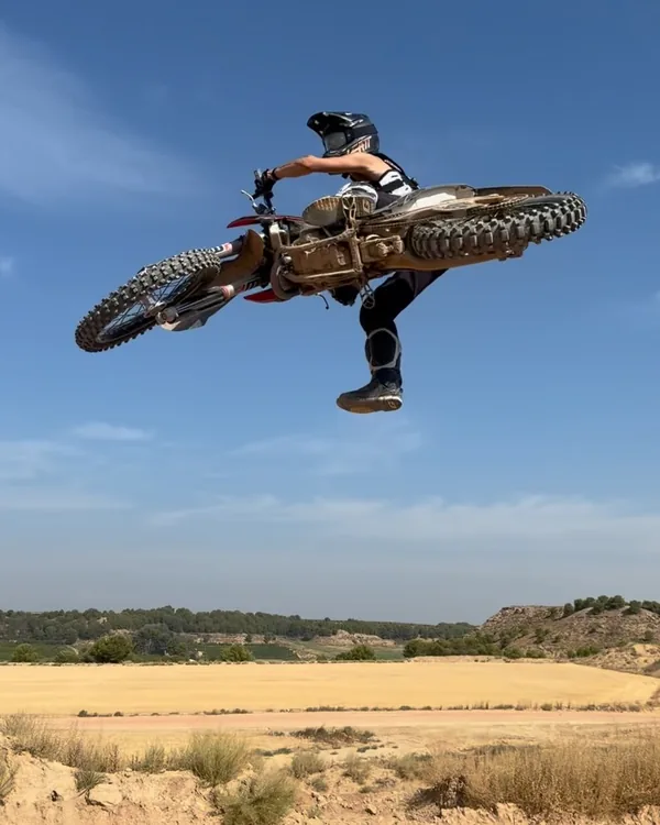 Biel Pons saltando con su moto sobre un campo