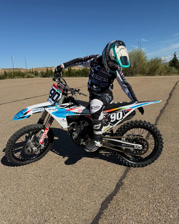 Biel Pons sobre su moto de motocross con el dorsal 90