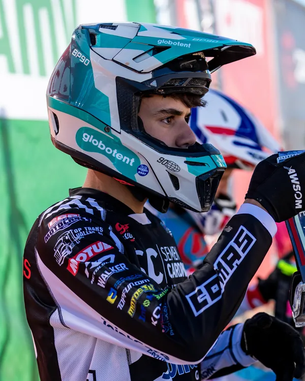 Biel Pons con el casco de Globotent