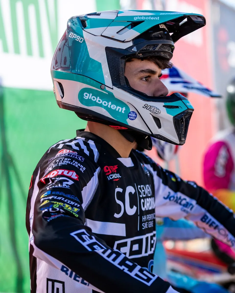 Retrato de Biel Pons con el casco de Globotent antes de una carrera