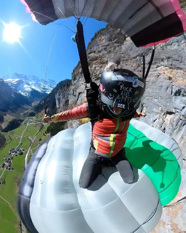 Bruno Valente volando en speedfly sobre un valle alpino