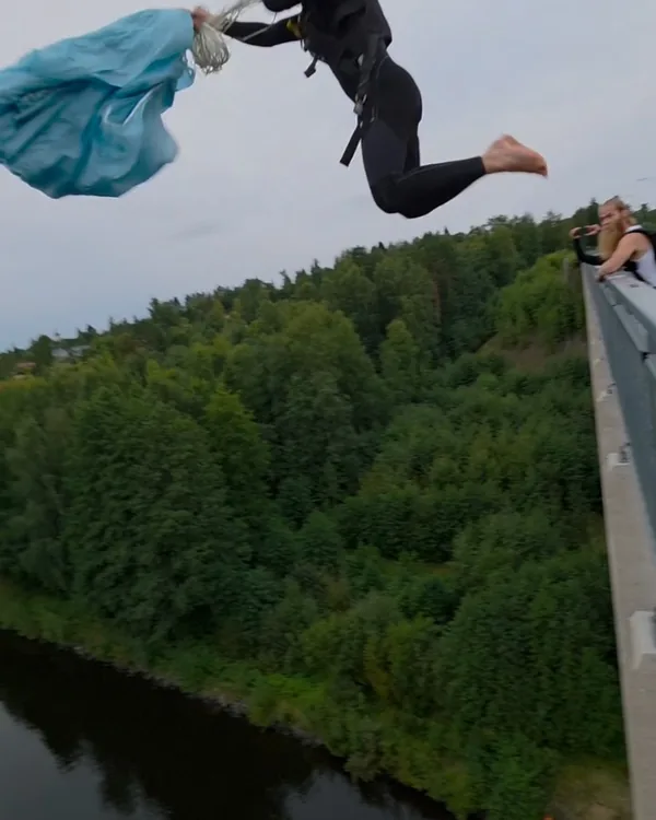 Kasper Kumpulainen saltando desde un puente sobre un río