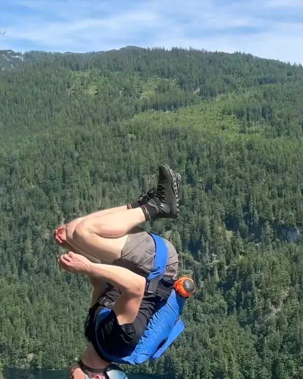 Kasper Kumpulainen dando una voltereta sobre un bosque