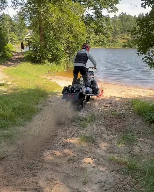 Kasper Kumpulainen con su moto junto a un lago