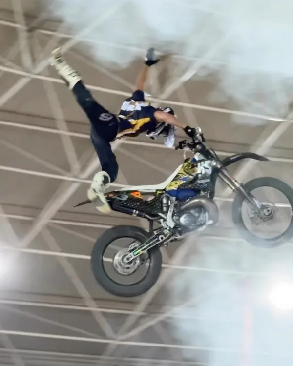 Kevin Sánchez en pleno truco de FMX en un pabellón