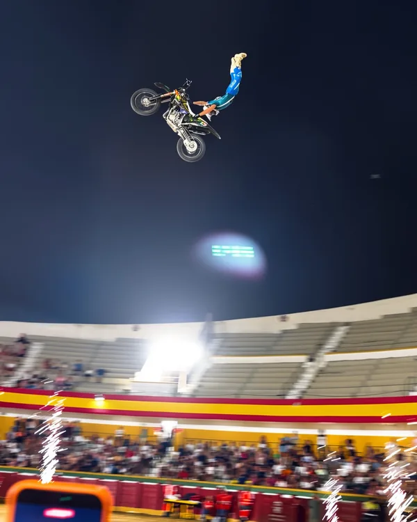 Kevin Sánchez saltando en una plaza de toros llena de público