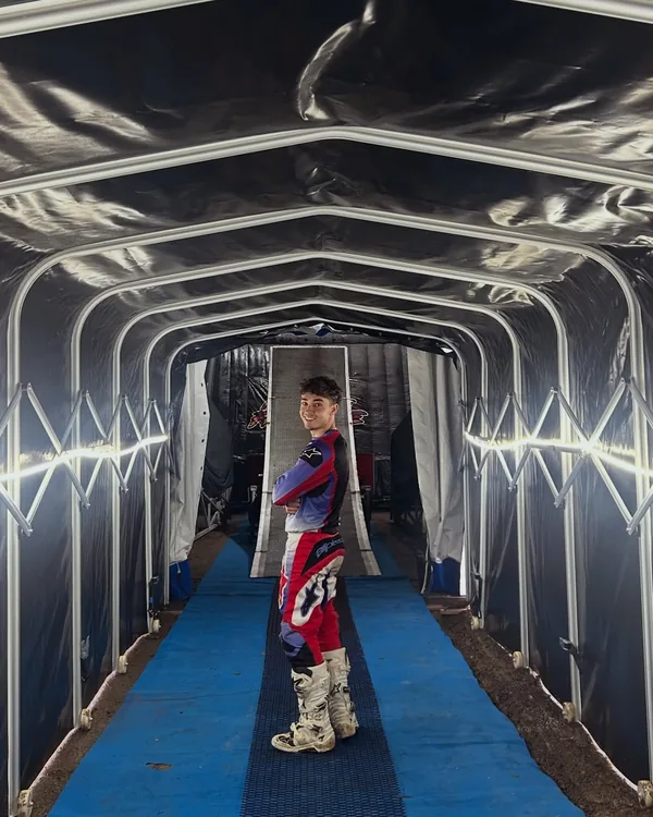 Kevin Sánchez en el túnel de salida antes de una exhibición