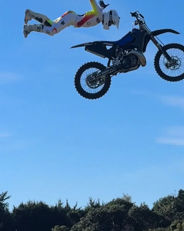 Kevin Sánchez haciendo un truco de FMX contra el cielo azul