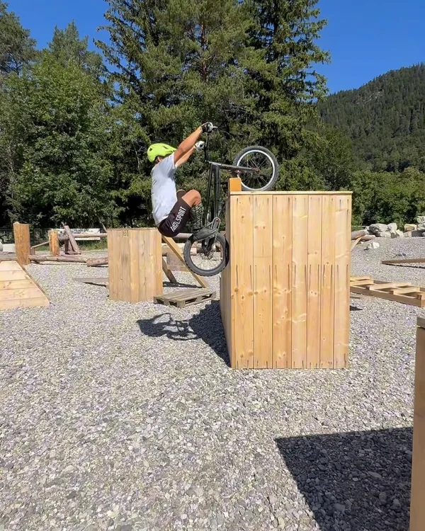Martí Riera subiendo cajones de madera con su bici de trial