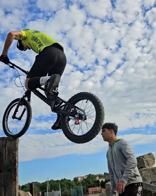 Martí Riera equilibrándose con la bici sobre un poste