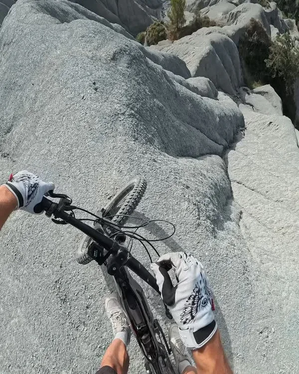 Vista en primera persona bajando rocas con la bici de trial