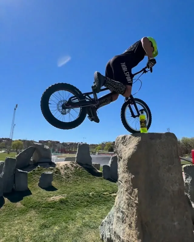 Martí Riera saltando con su bici de trial sobre una roca