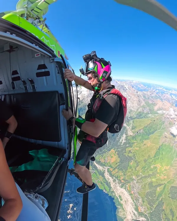 Matias Figari en la puerta de un helicóptero antes de saltar