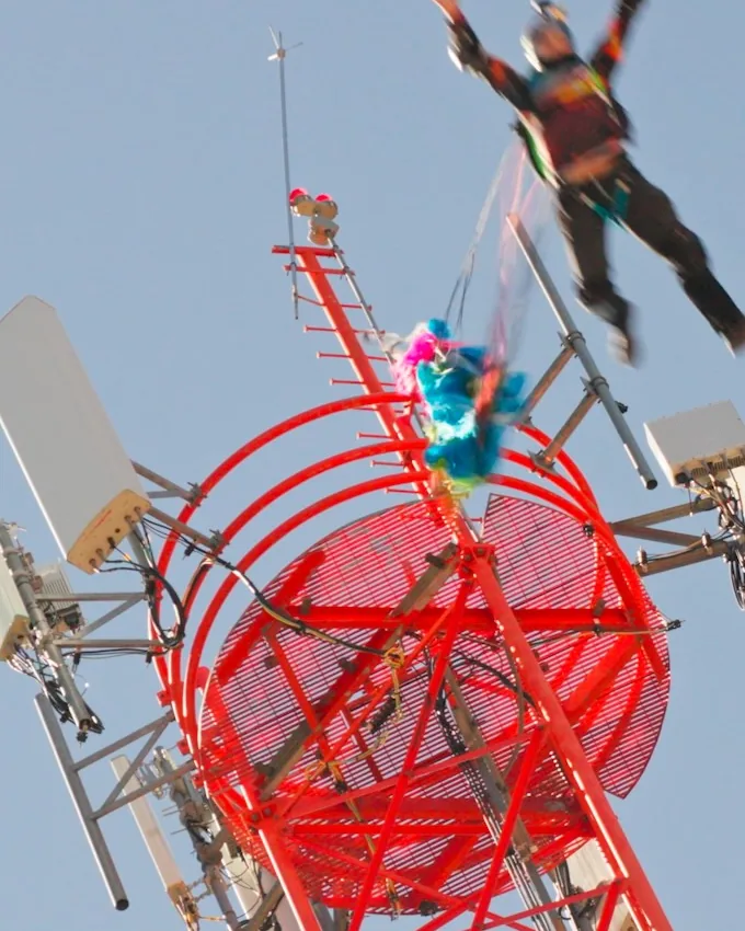 Matias Figari en pleno salto desde una torre