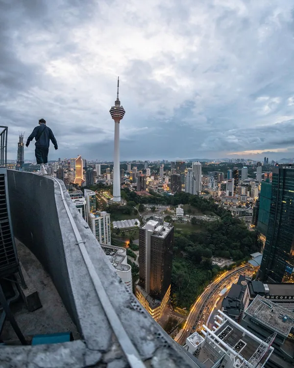 Ocean Rhodes en una azotea frente a la torre de Kuala Lumpur