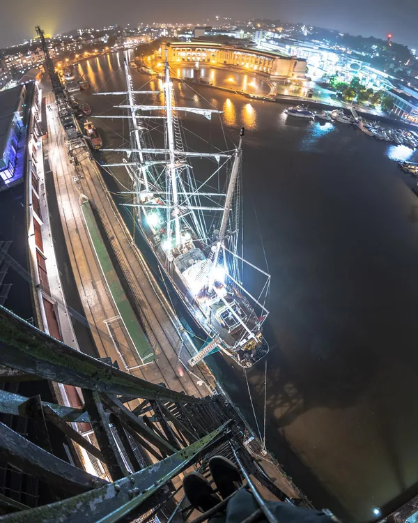 Vista nocturna de un puerto desde lo alto de una estructura