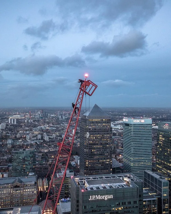 Grúa roja sobre el skyline de una ciudad