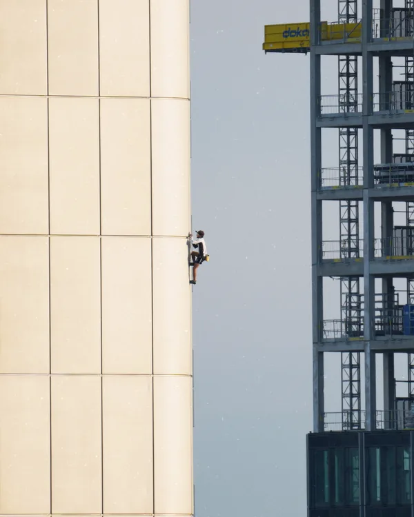 Titouan Leduc escalando la fachada de un rascacielos