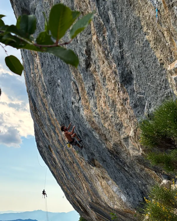 Titouan Leduc escalando una pared de roca desplomada