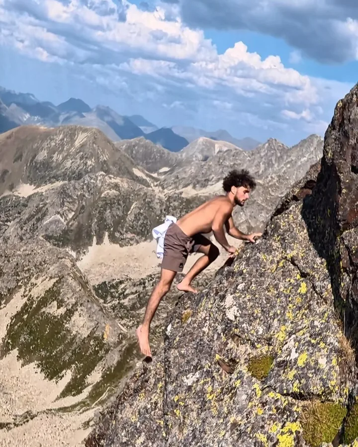 Titouan Leduc escalando descalzo una cresta de montaña