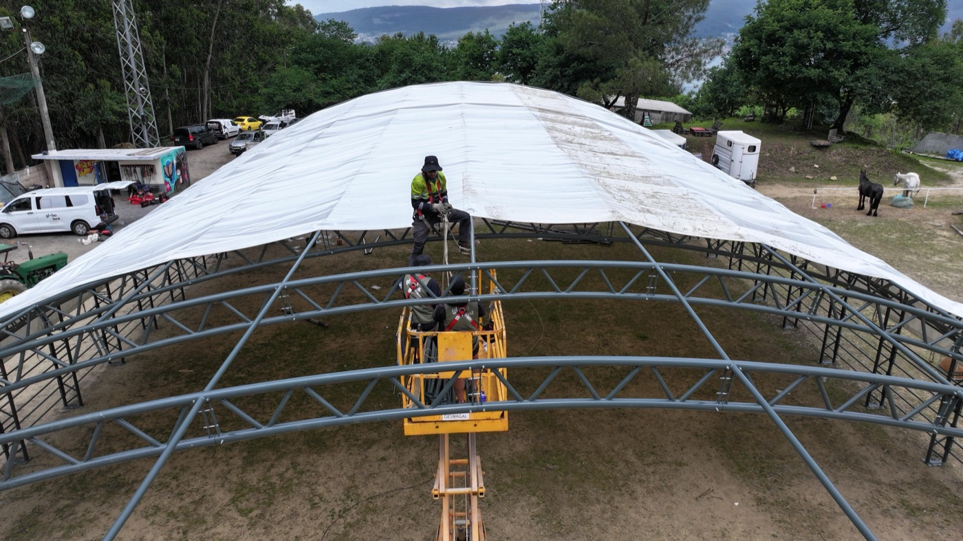 Montaje del techo de la carpa a vista de pájaro