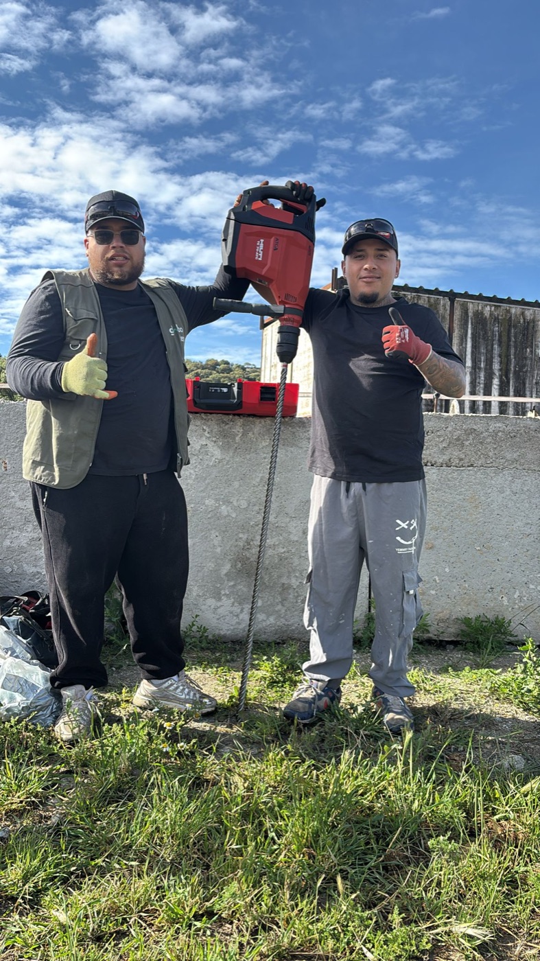 Dos montadores preparando la cimentación